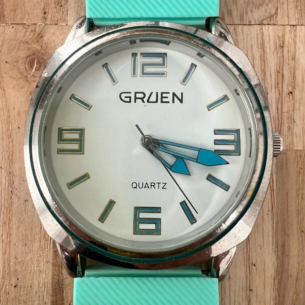 Gruen retro style silver tone silicone strap watch NEW BATTERY